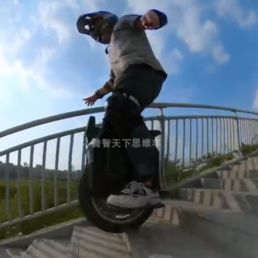 Unicycle มีระบบดักจับแรงกระแทก ขนาด 67 ซม กำลังไฟ 3500W สำหรับใช้งานทั่วไปและเล่นสนุก