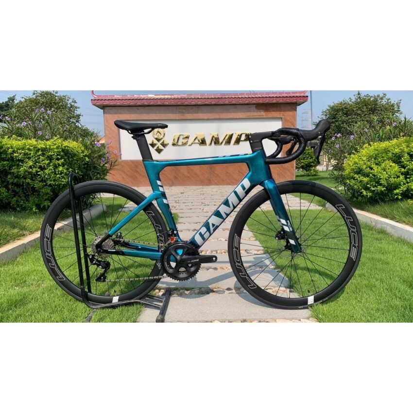 จักรยานเสือหมอบ ACE7000 ใช้วัสดุคาร์บไฟเบอร์ มีระบบดิสก์เบรกไฮดรอลิกและชุดเกียร์ Shimano105 พร้อมให้คุณสนุกกับการปั่นทุกสภาพพื้นถนน